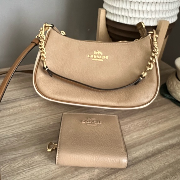 Coach - Picture 1 of 8